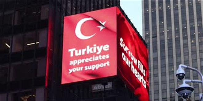 Times Meydanı'ndaki ilan panolarında 'asrın felaketi' paylaşımı