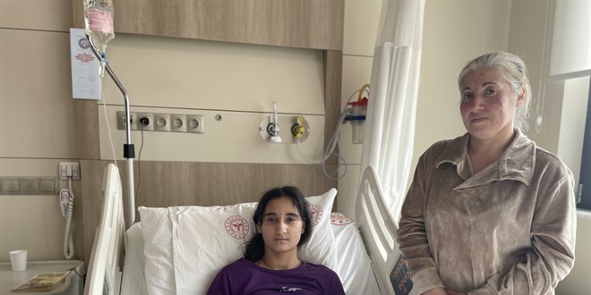 Depremzede Yaren, tedavi gördüğü hastanede hayalindeki liseye hazırlanıyor