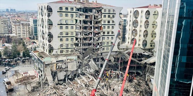 Yakalama kararı bulanan 2 müteahhit, kendi yaptıkları binalarda öldü