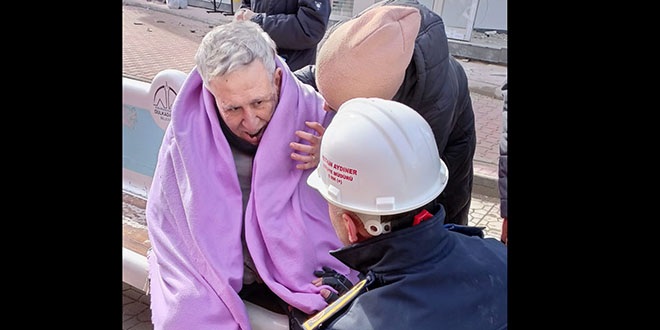 Enkazdan çıkardıkları yaşlı adama botunu veren itfaiye eri konuştu