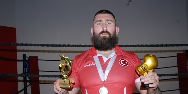 Profesyonel kick boksçu Dursun altın eldivenini depremzedeler için açık artırmaya çıkardı