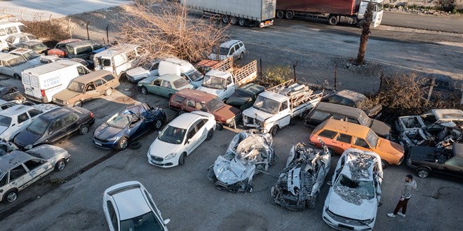 İskenderun'da depremden sonra otoparka çekilen hasarlı araçlar dronla görüntülendi