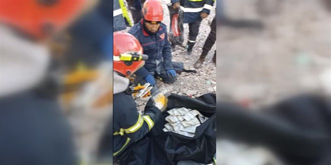 Arama kurtarma yaptıkları enkazda 2 milyon dolar buldular