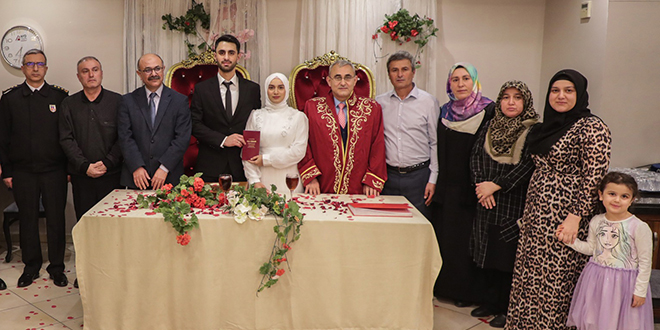 Depremzede Zehra Akta polis memuru nianlsyla Ktahya'da evlendi