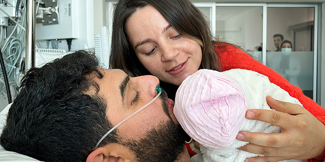 Hastane enkazından 261. saatte kurtarılan baba 12 günlük bebeğiyle buluştu