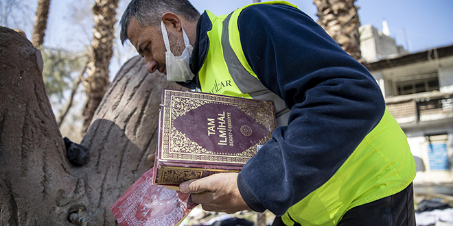 Gönüllüler enkazdan Kur'an-ı Kerim'leri topluyor