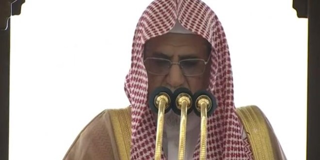 Kabe imamı depremzedeler için dua ederken gözyaşlarını tutamadı