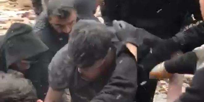 Sosyal medyadan yardım isteyen genç enkaz altından böyle kurtarıldı