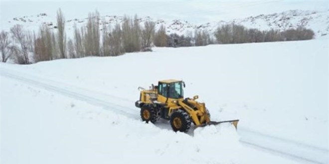 Sivas'ta 37 ky yolunda kar ya nedeniyle ulam salanamyor