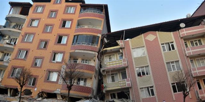 Hatay'da bazı binalar birbirine yaslandı