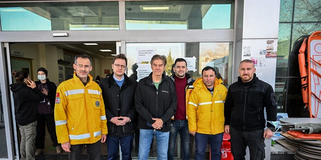 Kalp cerrahı Dr. Mehmet Öz Hatay'da hastanede yatan depremzedeleri ziyaret etti