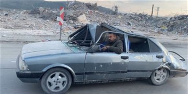 Enkaz altından çıkarılan araçla yolculuk