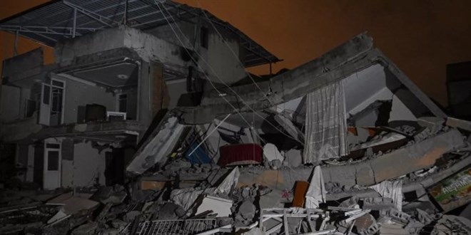 Eya aldklar hasarl bina Hatay depreminde ykld! 3 kii enkaz altnda