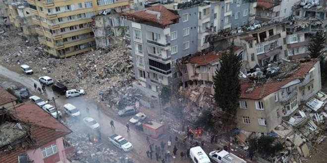 Hatay'daki 6.4'lük deprem! Bina yıkıldı enkaz alanı görüntülendi