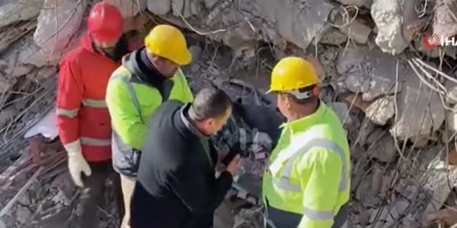 Enkazda bulunan para dolu banka kasası yetkililere teslim edildi