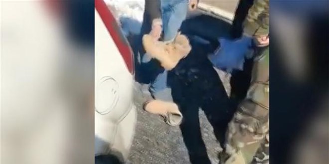 Botunu çıkarıp depremzedeye veren Mehmetçik, Çin'de haber oldu