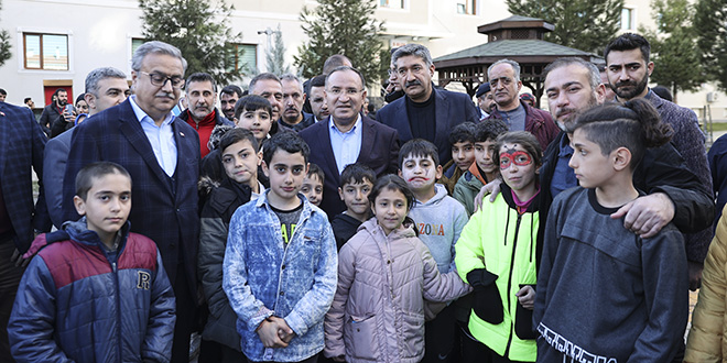 Bakan Bozdağ: 1 yıl içinde evleriniz yapılacak, eşyalarınız da verilecek