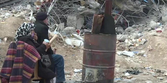 Kızı ve torunu için yoğun bakım ve enkaz arasında mekik dokuyor