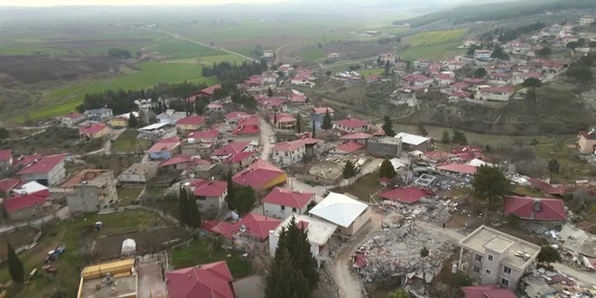 Kahramanmaraş'ta depremde oluşan yarık Çiğli Mahallesi'ni ikiye böldü