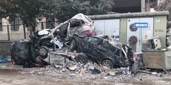 Hatay'da depremde zarar gören araçlar otoparklara çekiliyor