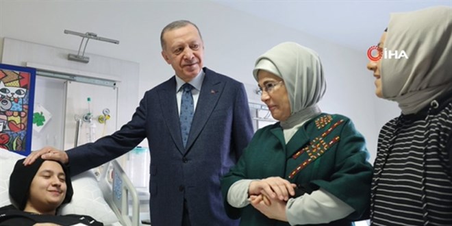 Erdoğan, enkazdan 248 saat sonra kurtarılan Aleyna Ölmez'i ziyaret etti
