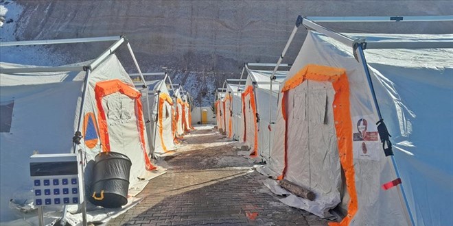Deprem bölgelerinde 19 ülke 22 sahra hastanesi kurdu
