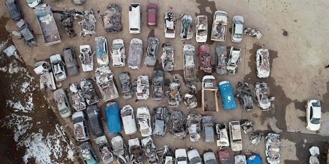 Deprem sonrası otoparklar araç mezarlığına döndü