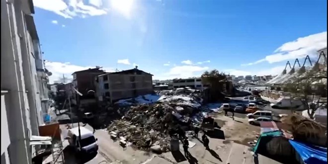 Malatya'da 5 binanın ikinci depremde yıkılma anı dronla görüntülendi
