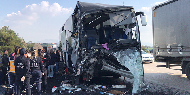 Otobs kamyona arpt: 1 retmen ile renci hayatn kaybetti