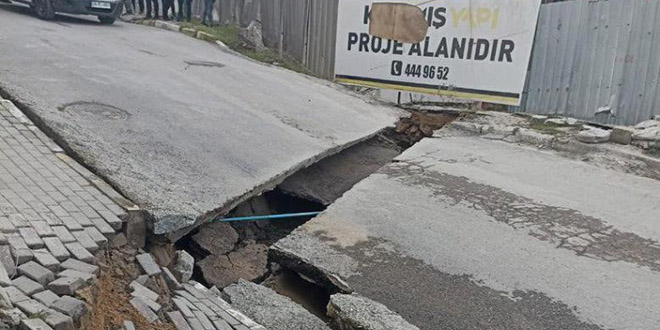 Pendik'te yolda çökme oluştu, iki apartman tahliye edildi