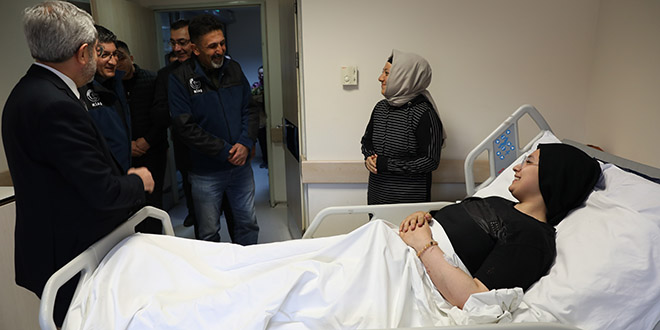 Madencilerden 248 saat sonra kurtardıkları Aleyna'ya ziyaret