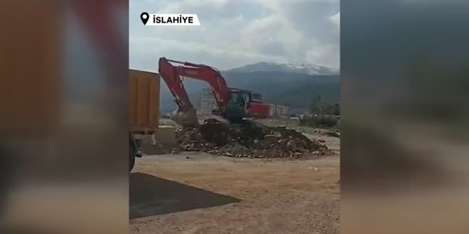 Deprem bölgesinde ilk etapta yapılacak 855 konut için ilk kazma vuruldu