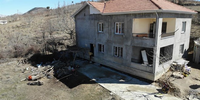 Deprem evi yıkmadı ama 30 santim kaldırıp, 2 metre ileriye taşıdı