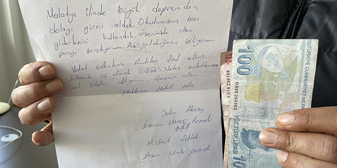 Kald�klar� okulun e�yalar�n� kullanan sa�l�k��lardan 'duyguland�ran not' ve para