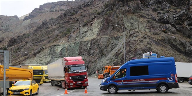 Artvin-Erzurum kara yolunun ula��ma a��lmas� i�in �al��malar s�r�yor