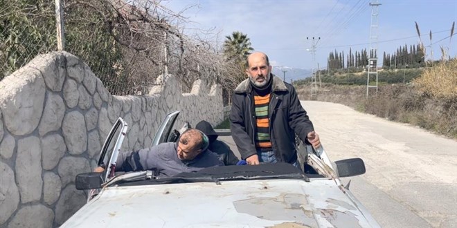 Enkaz altından çıkardığı yarım otomobille trafiğe çıktı