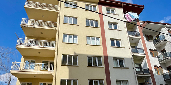 5 katlı apartmanını 11 depremzede aileye açtı