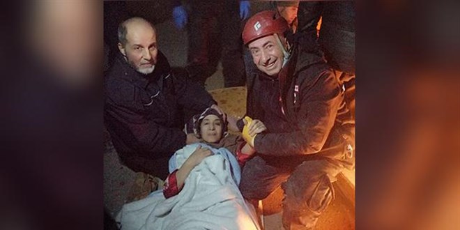 Kolon ve kiriş arasına sıkışan saçlarını keserek enkaz altındaki kadını kurtardı