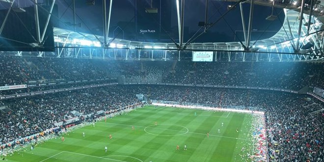 Beşiktaş taraftarı depremzede çocuklar için sahayı oyuncaklarla donattı