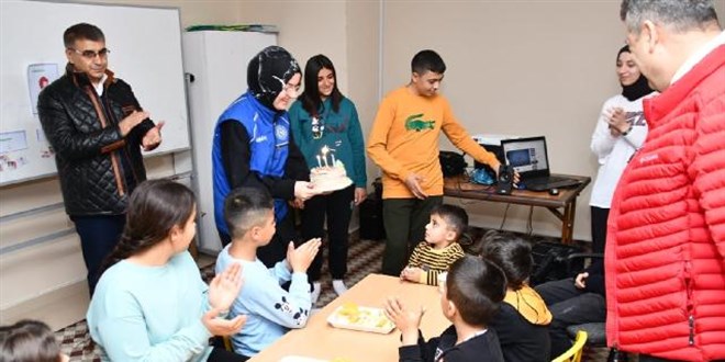 Karabük'te depremzede çocuğa doğum günü sürprizi