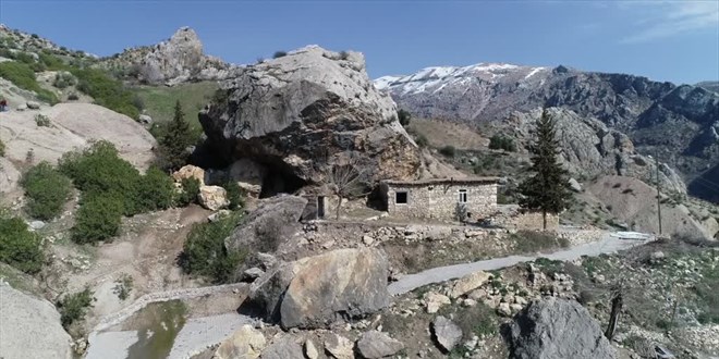 Adıyaman'da depremlerin etkisiyle yerinden ayrılan kaya parçası eve çarpmış halde duruyor