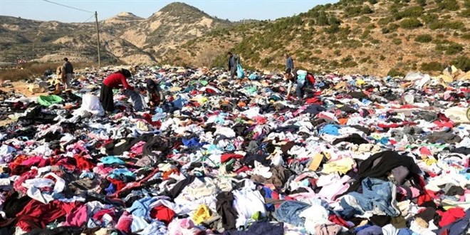 Depremzedelere giden binlerce kıyafeti yol kenarına attılar