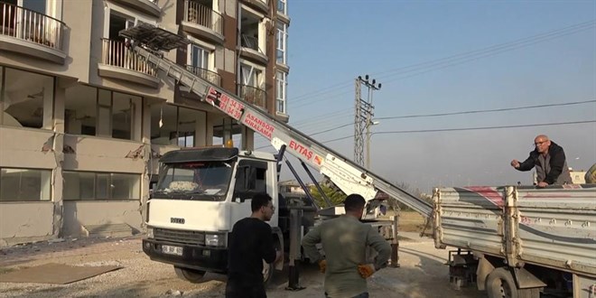 �l�m� g�ze al�p, hasarl� binalardan e�ya ta��d�lar