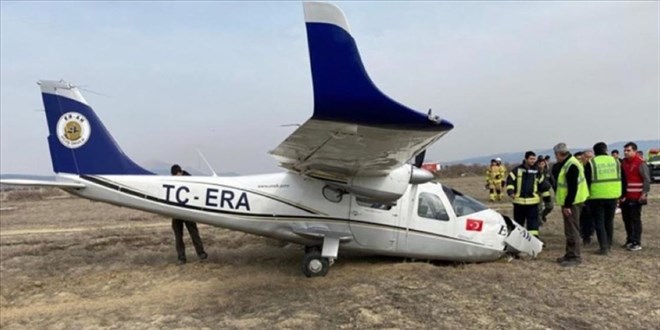 Motoru ar�zalanan e�itim u�a�� zorunlu ini� yapt�: 2 yaral�