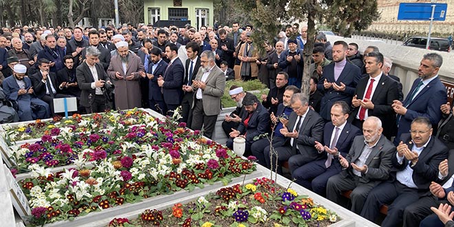 Eski başbakanlardan Necmettin Erbakan kabri başında anıldı