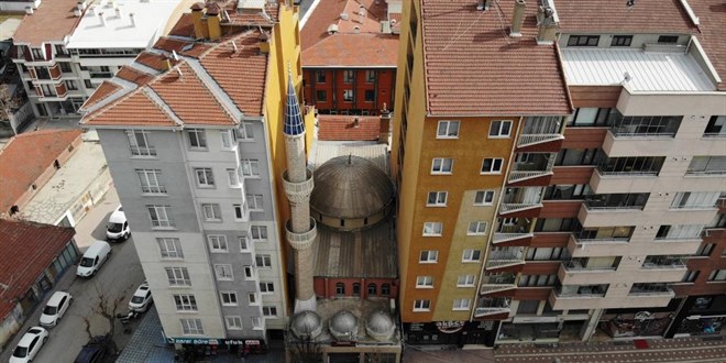 İki apartmanın arasında sıkışıp kalan cami bulunamıyor