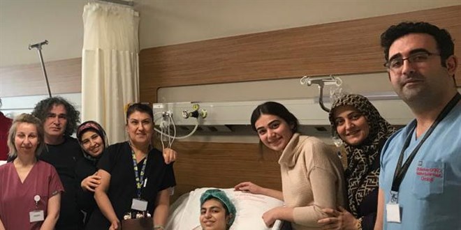 Enkazdan kurtulan Elif Naz, zor günleri 'başa çıkma kartı'yla atlatmaya çalışıyor