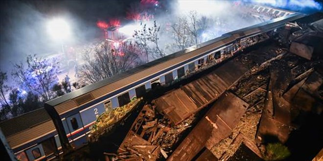 Yunanistan'da tren kazasında 38 kişi hayatını kaybetti