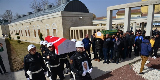 Depremde hayatını kaybeden polis memuru ve ailesi son yolcuğuna uğurlandı