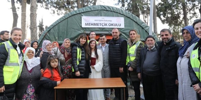 Çadır kentte ilk nikah: İnsanlara 'umut' olsun diye evlendiler